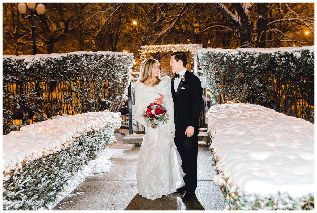 winter night portraits with bride and groom at Stan Mansion, nowy winter wedding
