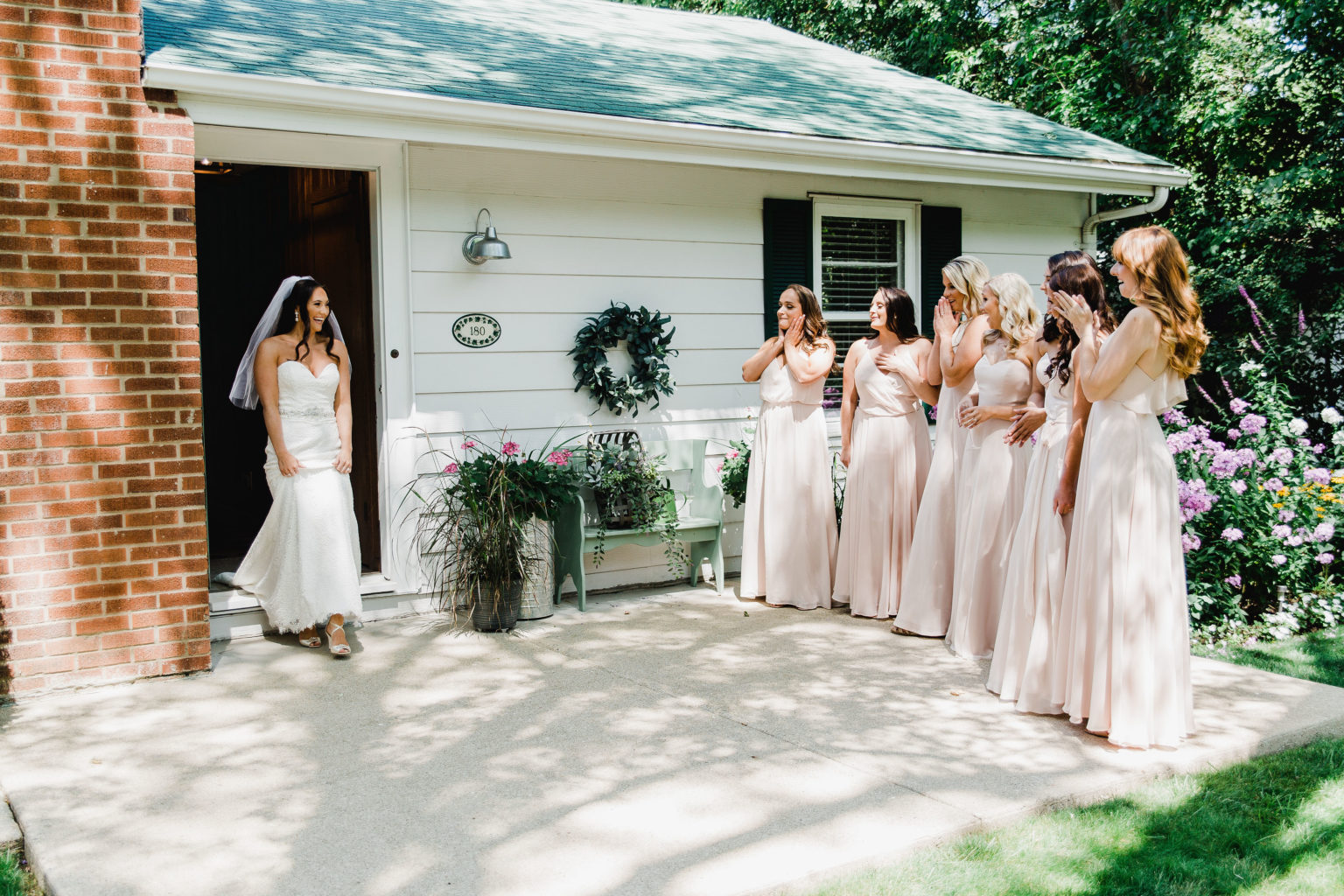 Top 7 Photos With Your Bridesmaids That You Absolutely Need