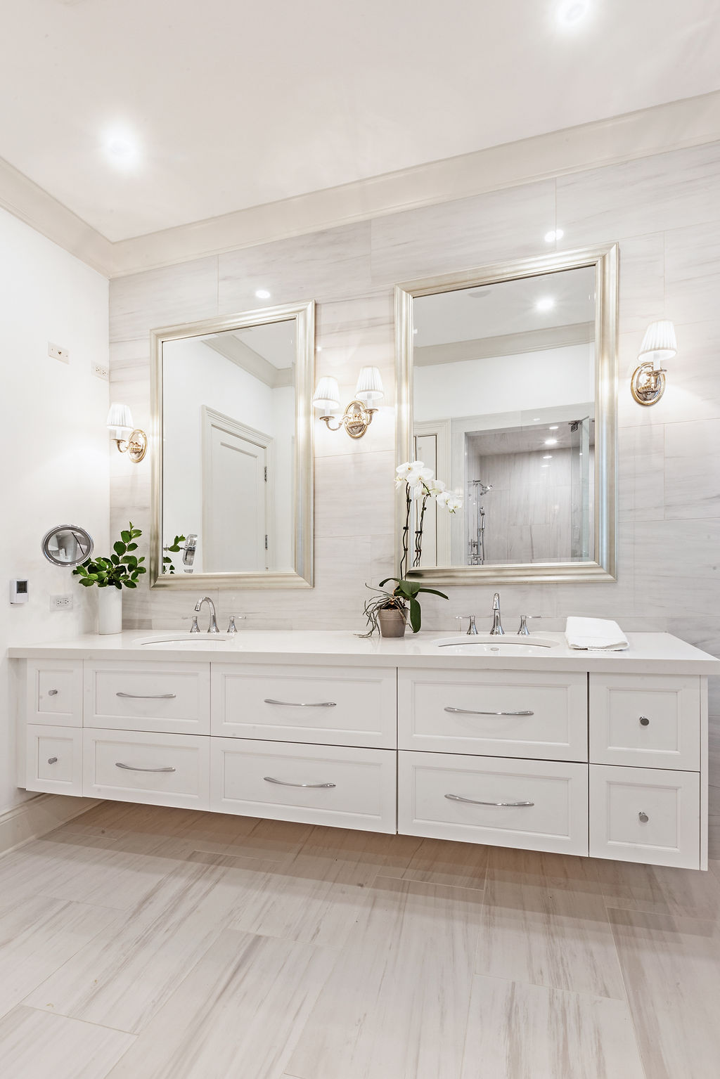 A MODERN GUEST BATHROOM INTERIOR PHOTOGRAPHY