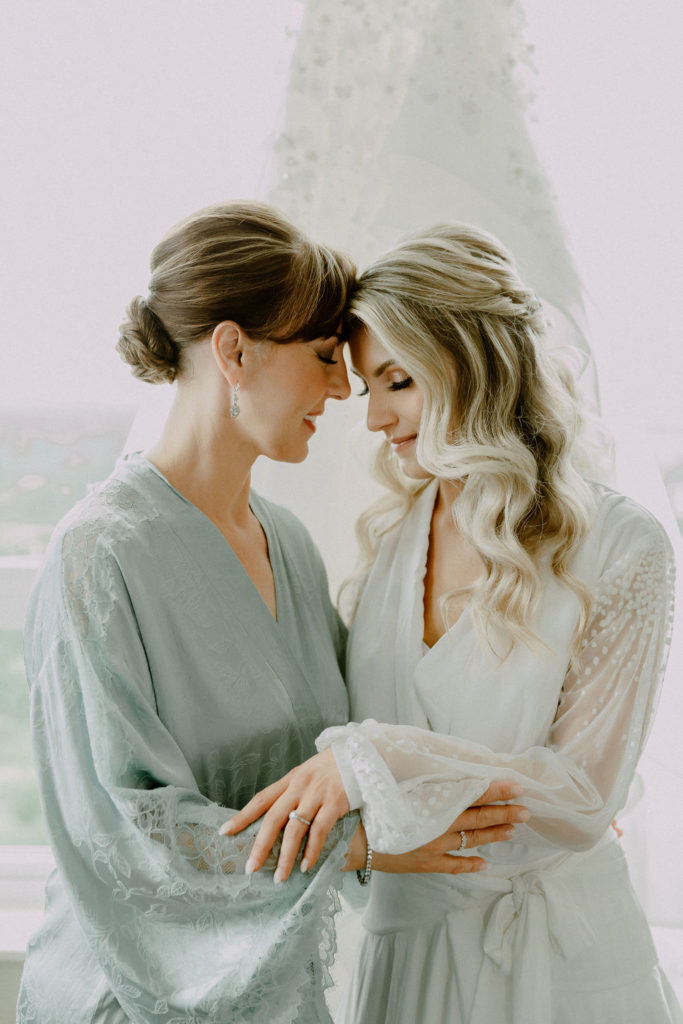 mother and daughter wedding pictures