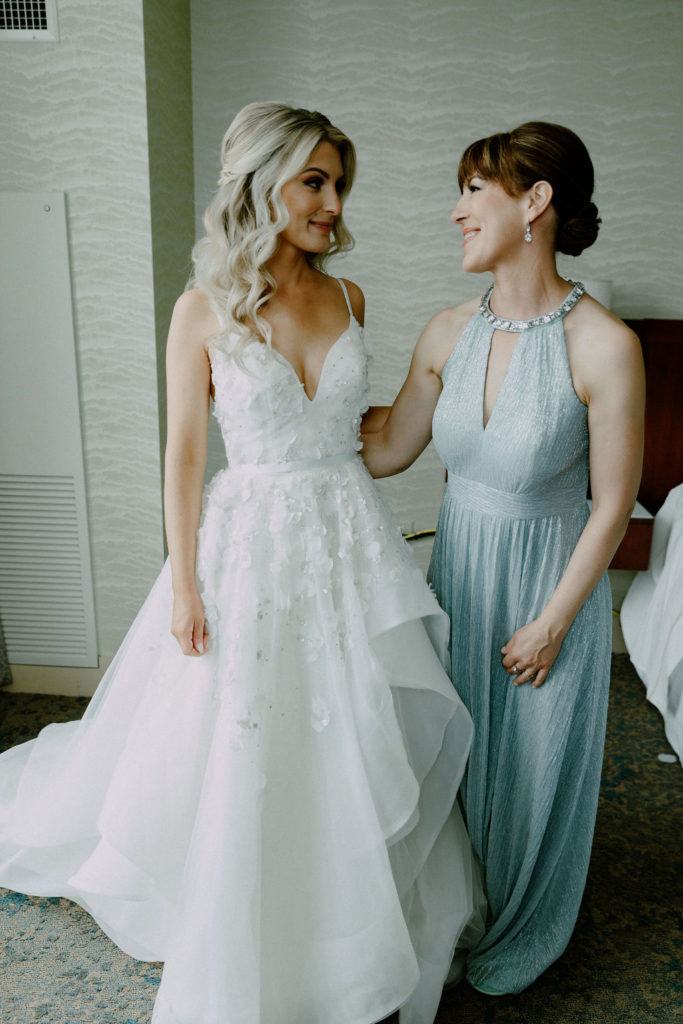 mother and daughters wedding pictures