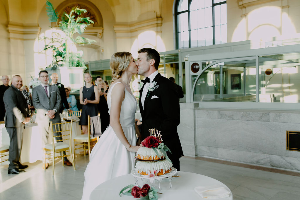 wedding in Chicago cake cutting